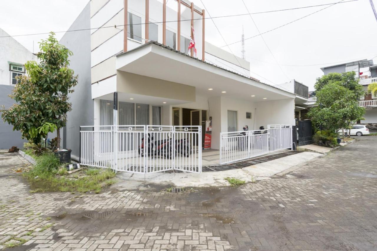 Reddoorz Syariah @ Griya Shanta Malang Exterior foto
